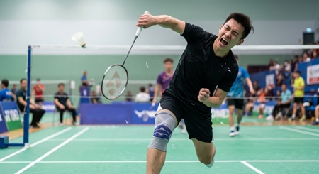 Badminton player screaming even after wearing a knee cap